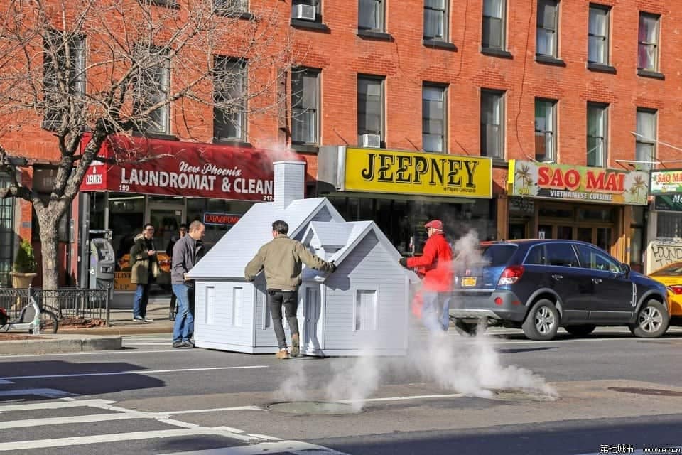 Mysterieus houten huis in de straten van New York 40 https://www.markreigelman.com/